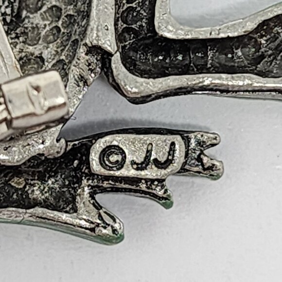 Vintage JJ Pewter Frog toad Brooch Pin Catching Bug 2 Inches - Picture 4 of 6